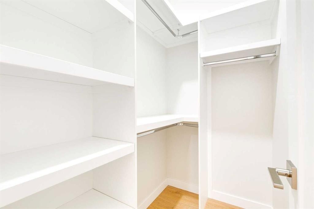 2039 44 Avenue Sw, Calgary, AB - Indoor With Storage