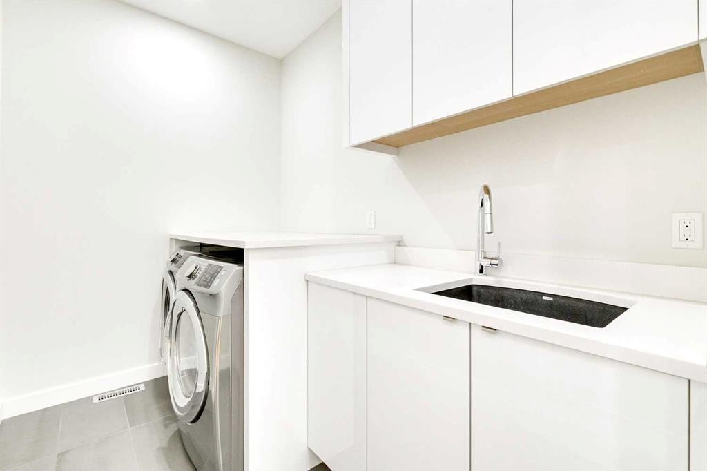 2039 44 Avenue Sw, Calgary, AB - Indoor Photo Showing Laundry Room