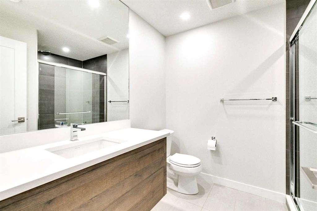 2039 44 Avenue Sw, Calgary, AB - Indoor Photo Showing Bathroom