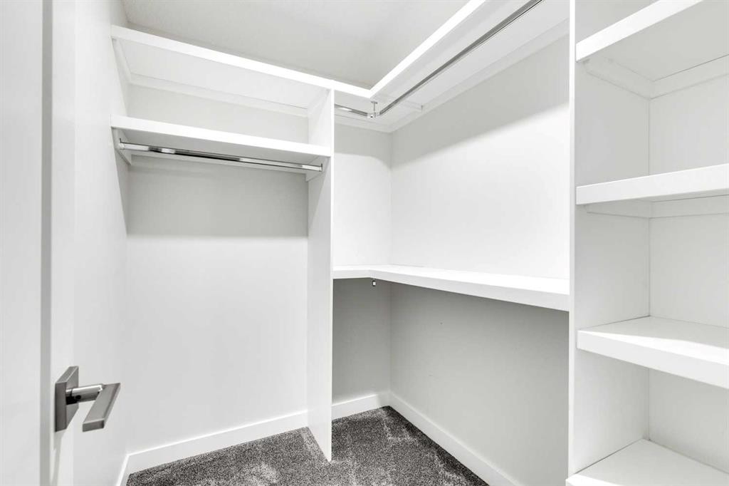 2039 44 Avenue Sw, Calgary, AB - Indoor With Storage