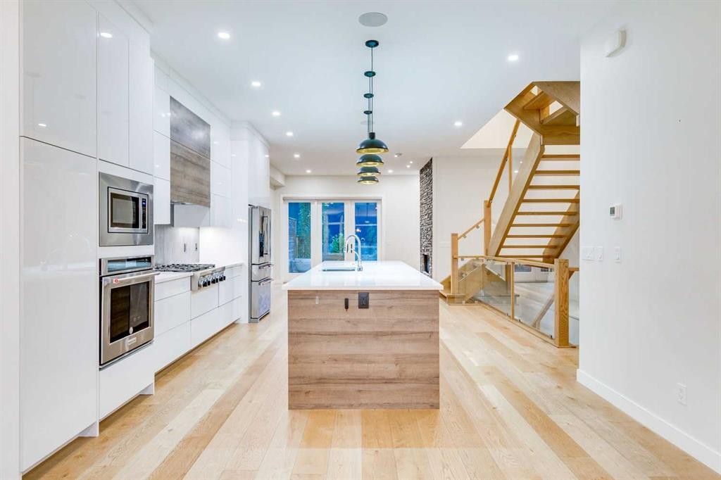 2039 44 Avenue Sw, Calgary, AB - Indoor Photo Showing Kitchen With Upgraded Kitchen
