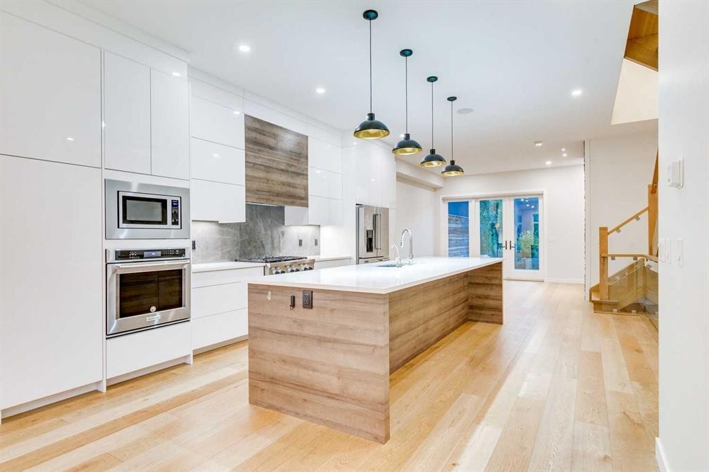 2039 44 Avenue Sw, Calgary, AB - Indoor Photo Showing Kitchen With Upgraded Kitchen