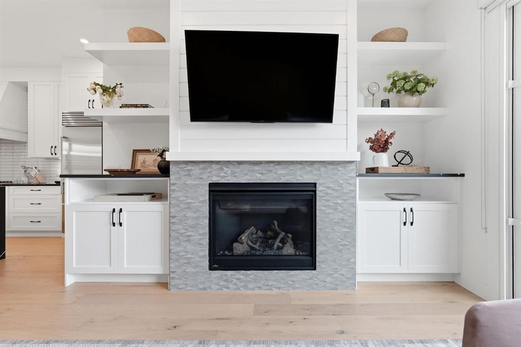 736 35 Street Nw, Calgary, AB - Indoor Photo Showing Living Room With Fireplace