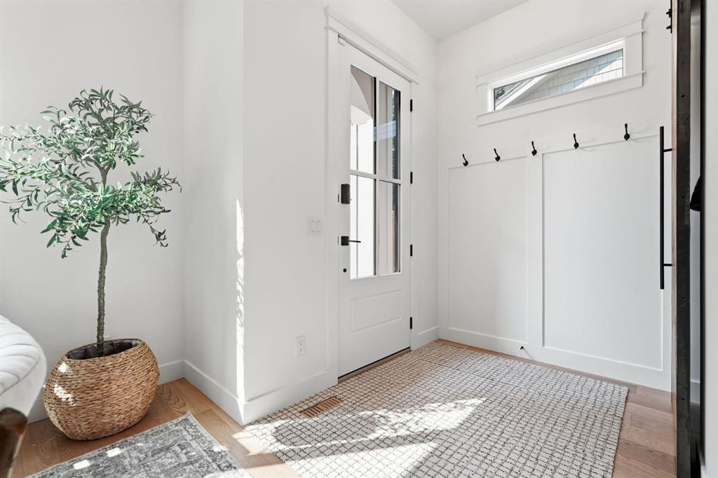 736 35 Street Nw, Calgary, AB - Indoor Photo Showing Other Room