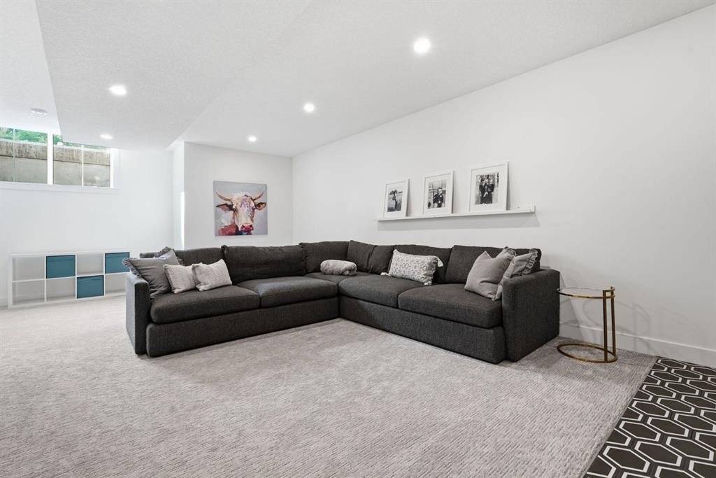 736 35 Street Nw, Calgary, AB - Indoor Photo Showing Living Room