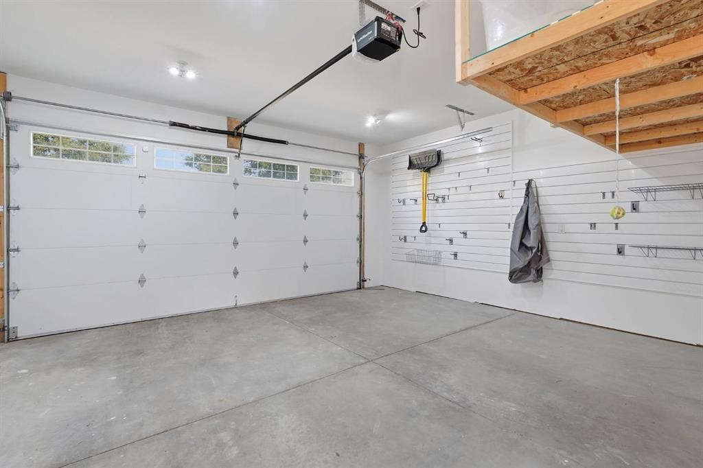 736 35 Street Nw, Calgary, AB - Indoor Photo Showing Garage