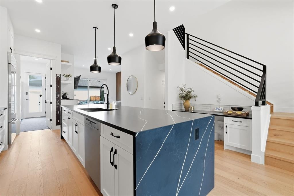 736 35 Street Nw, Calgary, AB - Indoor Photo Showing Kitchen With Upgraded Kitchen