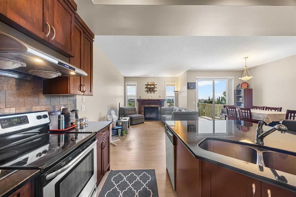 32 Panatella Common Nw, Calgary, AB - Indoor Photo Showing Kitchen With Double Sink