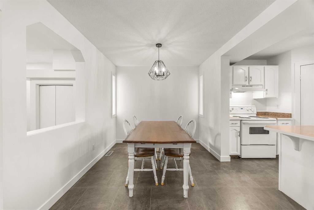 223 Coventry Road Ne, Calgary, AB - Indoor Photo Showing Kitchen