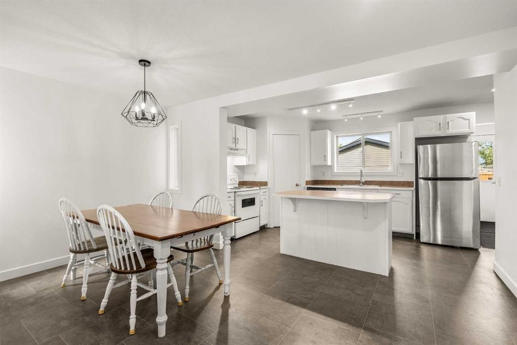 223 Coventry Road Ne, Calgary, AB - Indoor