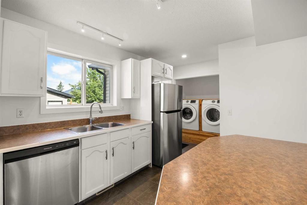 223 Coventry Road Ne, Calgary, AB - Indoor Photo Showing Kitchen With Double Sink