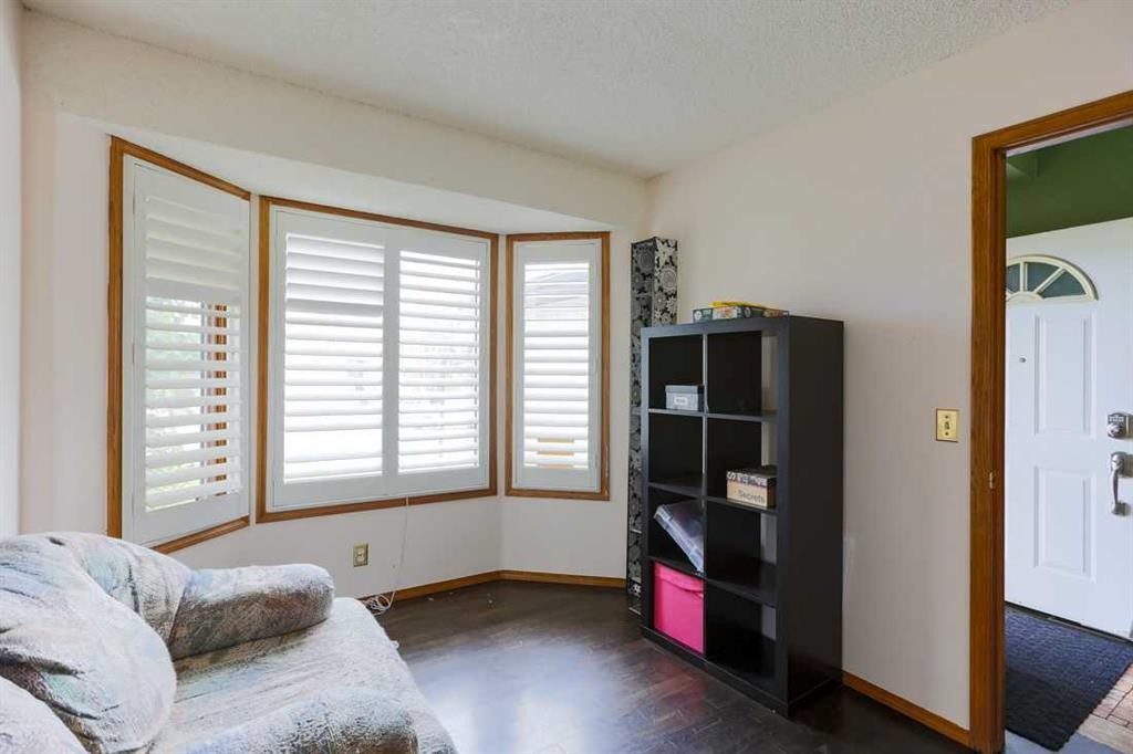 89 Athabasca Crescent, Crossfield, AB - Indoor Photo Showing Bedroom