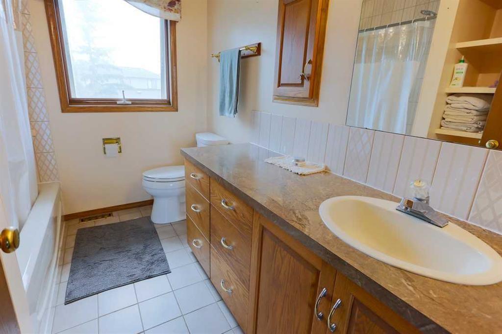 89 Athabasca Crescent, Crossfield, AB - Indoor Photo Showing Bathroom