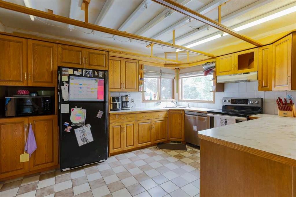 89 Athabasca Crescent, Crossfield, AB - Indoor Photo Showing Kitchen
