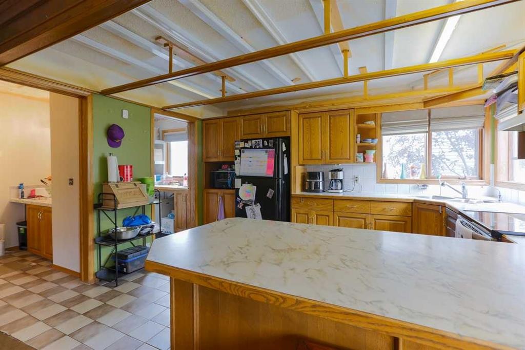 89 Athabasca Crescent, Crossfield, AB - Indoor Photo Showing Kitchen With Double Sink