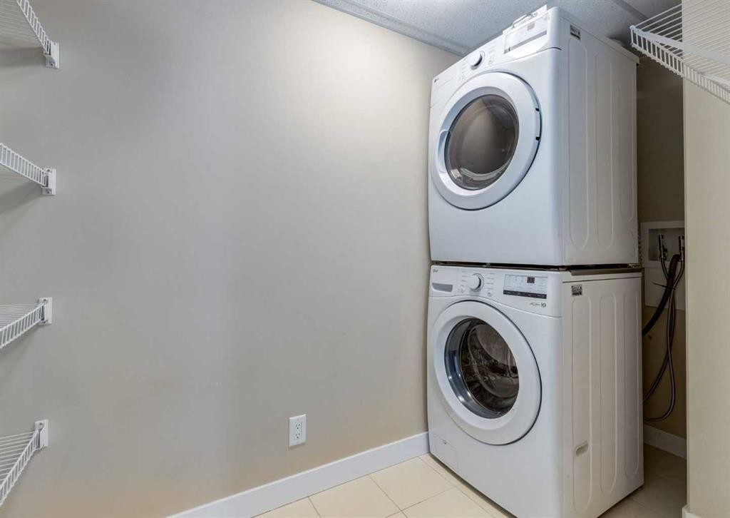 408-32 Varsity Estates Circle Nw, Calgary, AB - Indoor Photo Showing Laundry Room