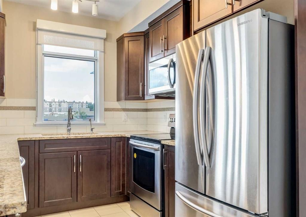 408-32 Varsity Estates Circle Nw, Calgary, AB - Indoor Photo Showing Kitchen With Stainless Steel Kitchen With Double Sink