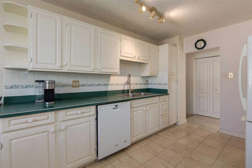 228 Maple Court Crescent Se, Calgary, AB - Indoor Photo Showing Kitchen