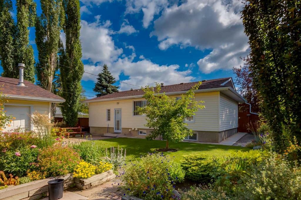 228 Maple Court Crescent Se, Calgary, AB - Outdoor