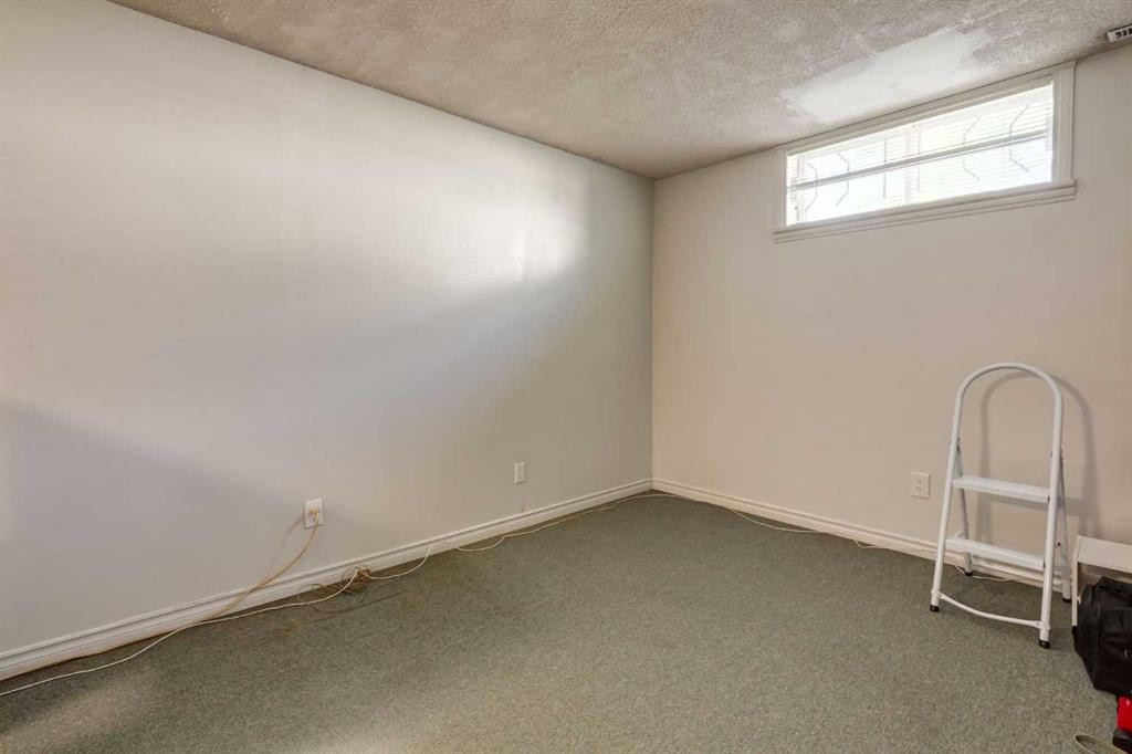 228 Maple Court Crescent Se, Calgary, AB - Indoor Photo Showing Other Room