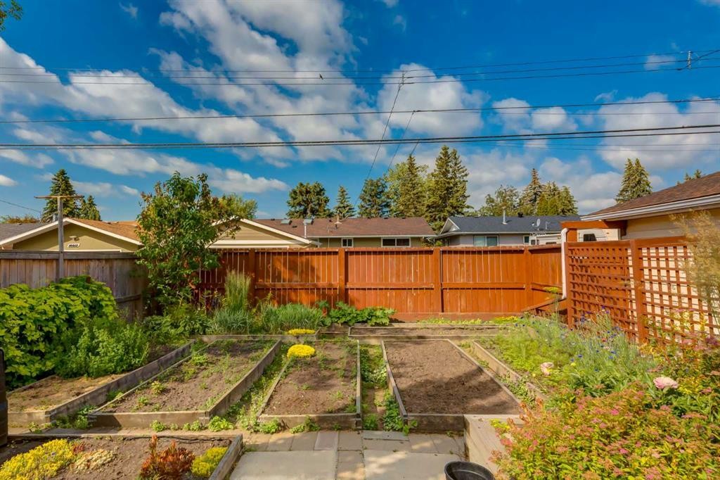 228 Maple Court Crescent Se, Calgary, AB - Outdoor