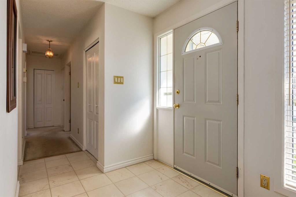 228 Maple Court Crescent Se, Calgary, AB - Indoor Photo Showing Other Room