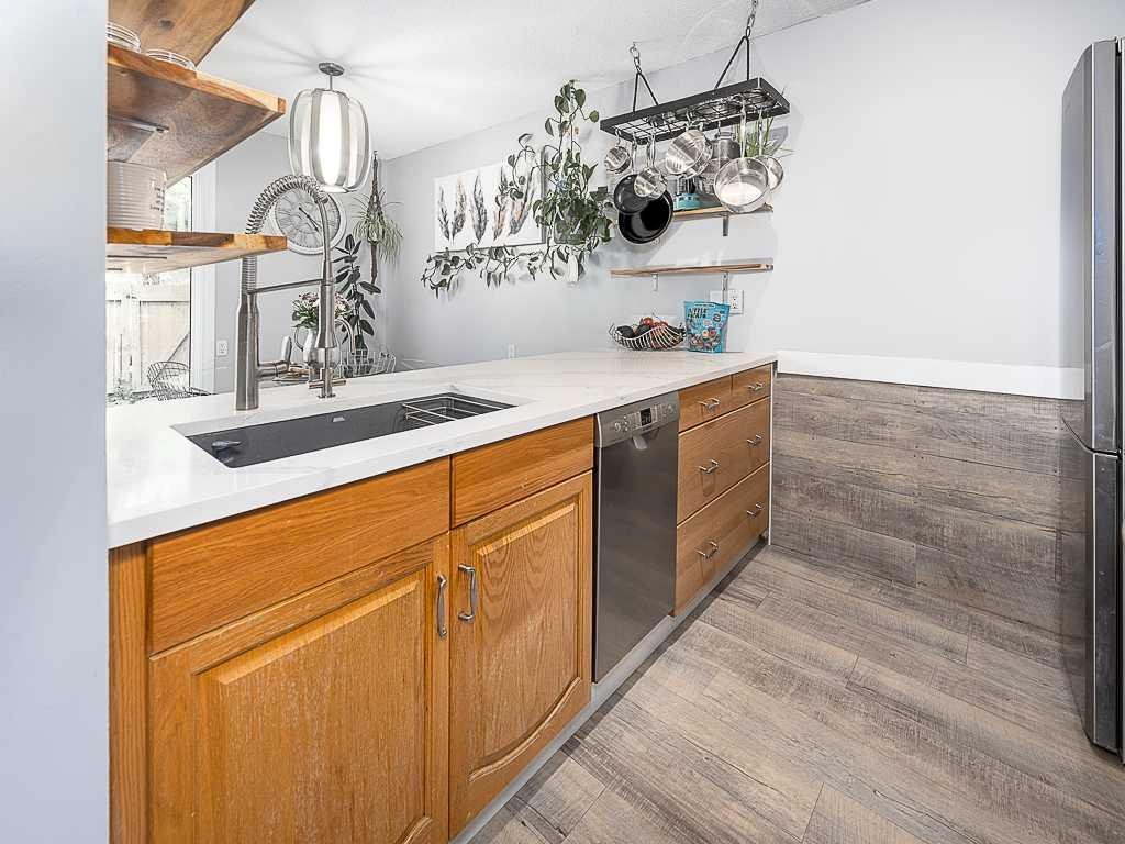 5-93 Grier Place Ne, Calgary, AB - Indoor Photo Showing Kitchen