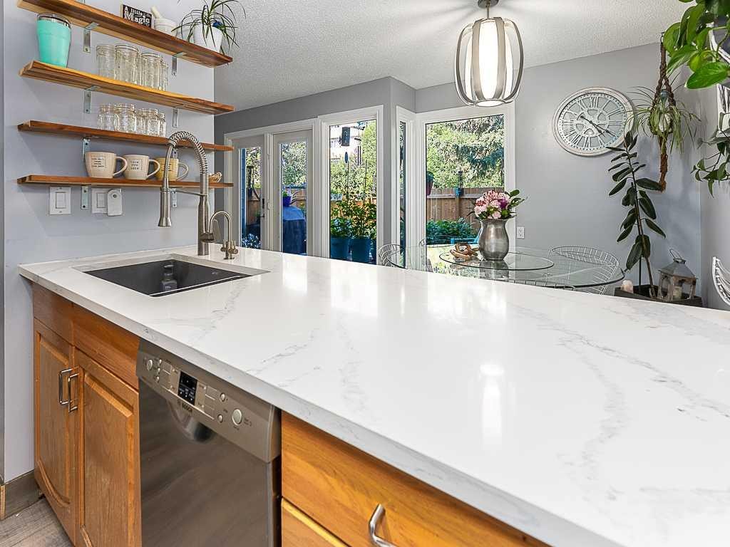 5-93 Grier Place Ne, Calgary, AB - Indoor Photo Showing Kitchen