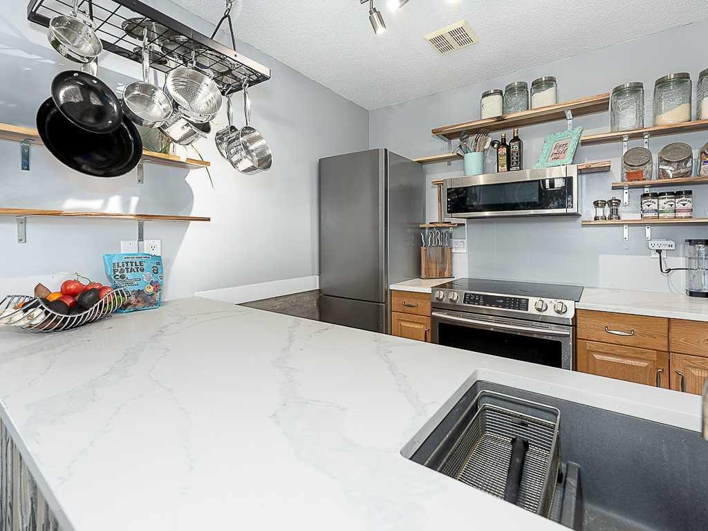 5-93 Grier Place Ne, Calgary, AB - Indoor Photo Showing Kitchen