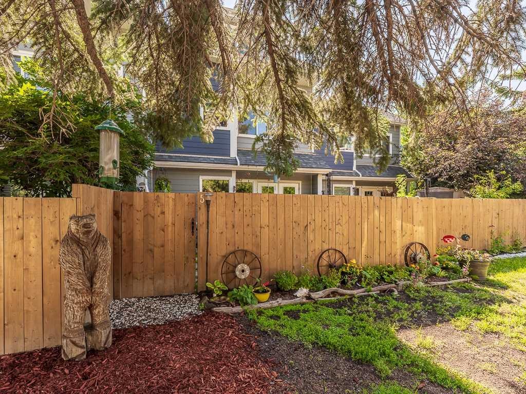 5-93 Grier Place Ne, Calgary, AB - Outdoor
