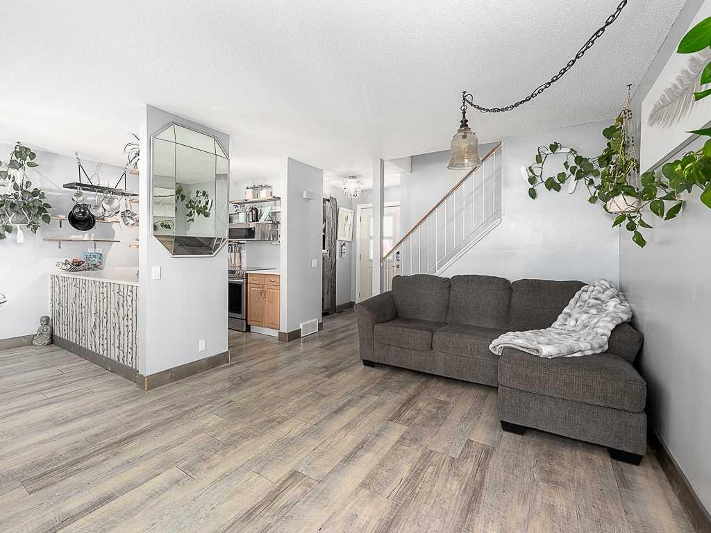5-93 Grier Place Ne, Calgary, AB - Indoor Photo Showing Living Room