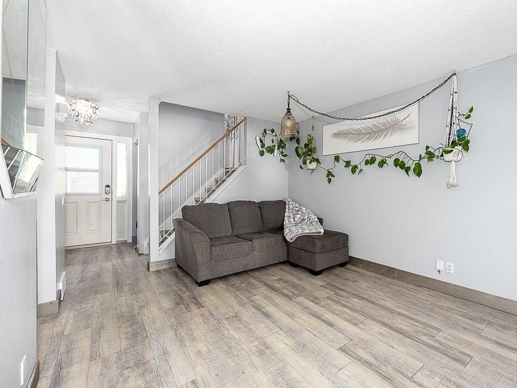 5-93 Grier Place Ne, Calgary, AB - Indoor Photo Showing Living Room
