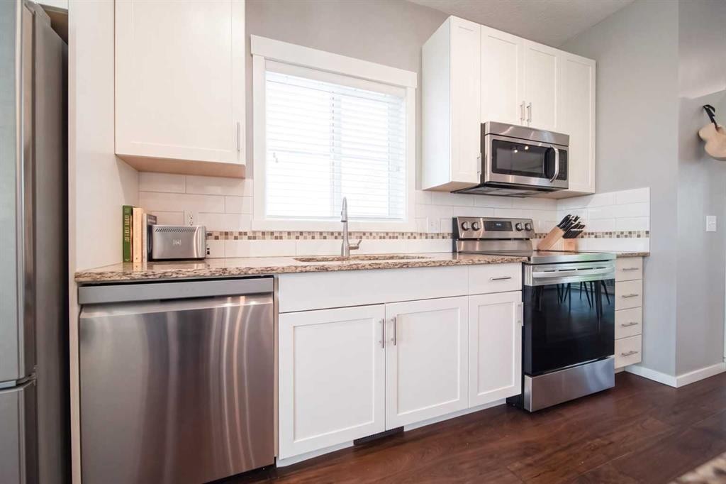 211 Copperpond Common Se, Calgary, AB - Indoor Photo Showing Kitchen
