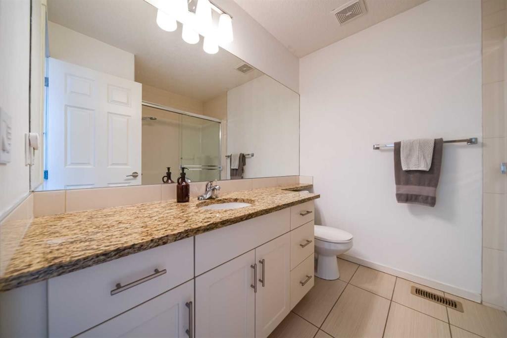 211 Copperpond Common Se, Calgary, AB - Indoor Photo Showing Bathroom