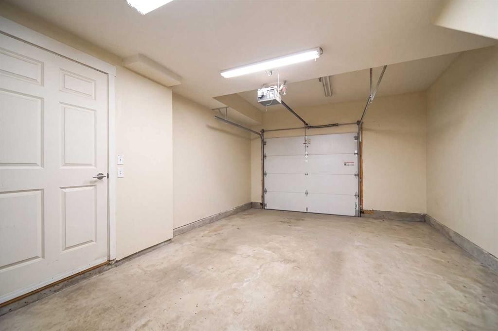 211 Copperpond Common Se, Calgary, AB - Indoor Photo Showing Garage