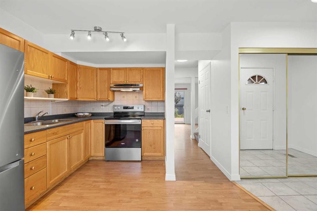 605-6223 31 Avenue Nw, Calgary, AB - Indoor Photo Showing Kitchen With Double Sink