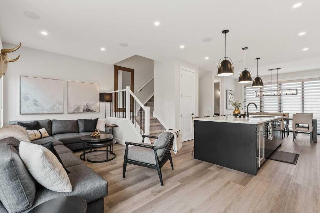 138 Discovery Drive Sw, Calgary, AB - Indoor Photo Showing Living Room