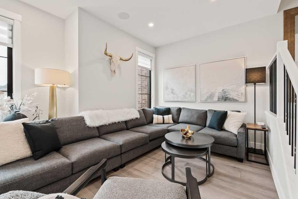 138 Discovery Drive Sw, Calgary, AB - Indoor Photo Showing Living Room