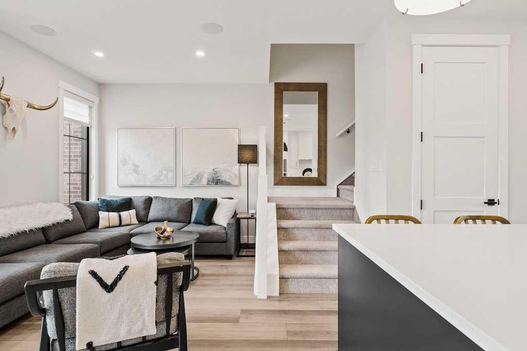 138 Discovery Drive Sw, Calgary, AB - Indoor Photo Showing Other Room