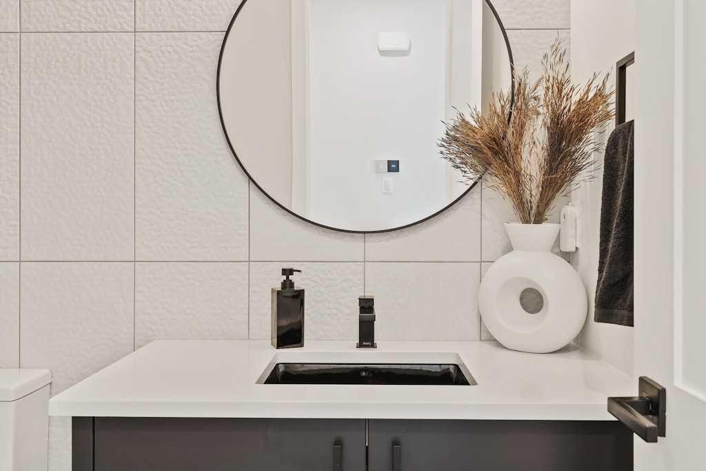 138 Discovery Drive Sw, Calgary, AB - Indoor Photo Showing Bathroom
