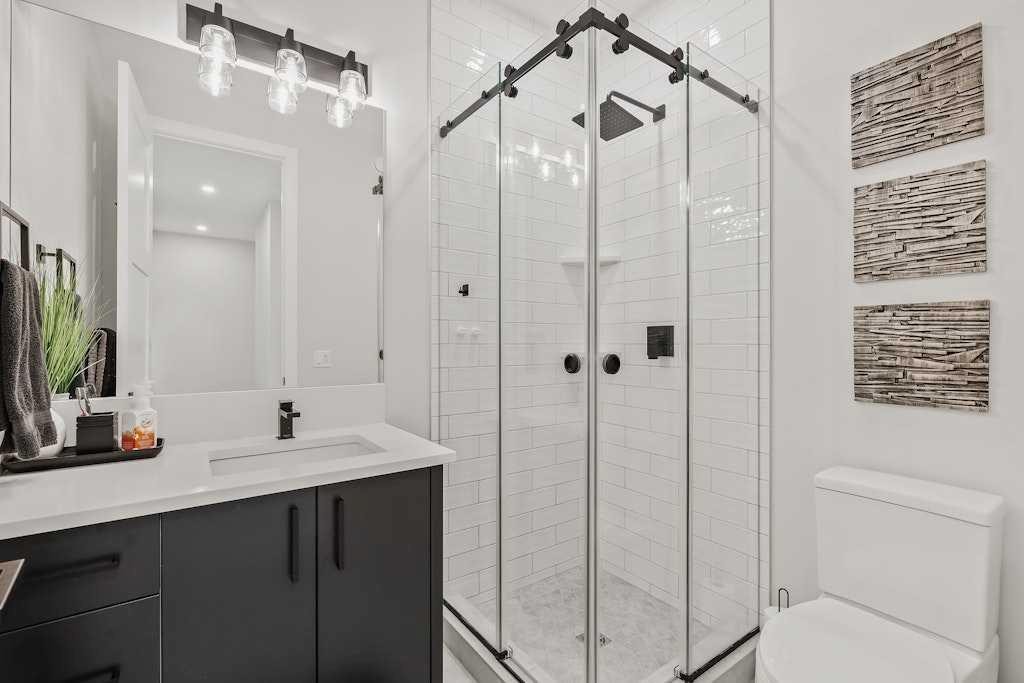 138 Discovery Drive Sw, Calgary, AB - Indoor Photo Showing Bathroom