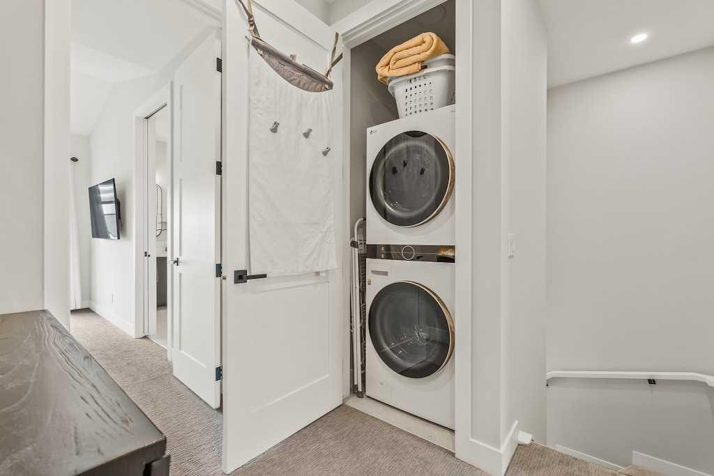 138 Discovery Drive Sw, Calgary, AB - Indoor Photo Showing Laundry Room