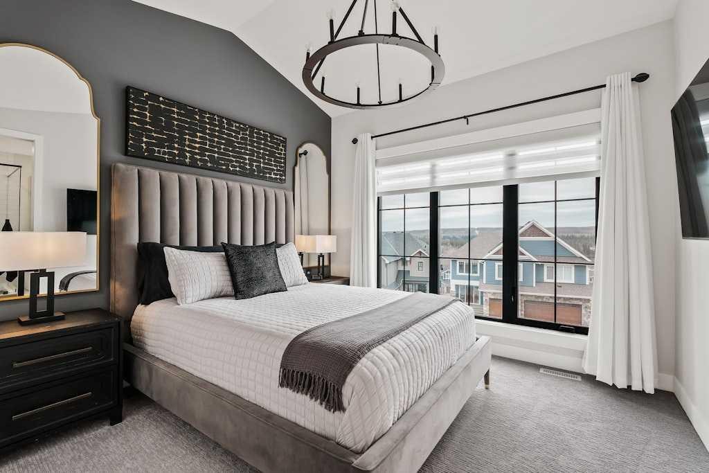 138 Discovery Drive Sw, Calgary, AB - Indoor Photo Showing Bedroom