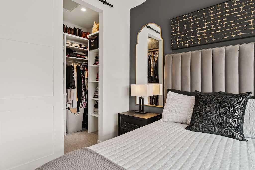 138 Discovery Drive Sw, Calgary, AB - Indoor Photo Showing Bedroom