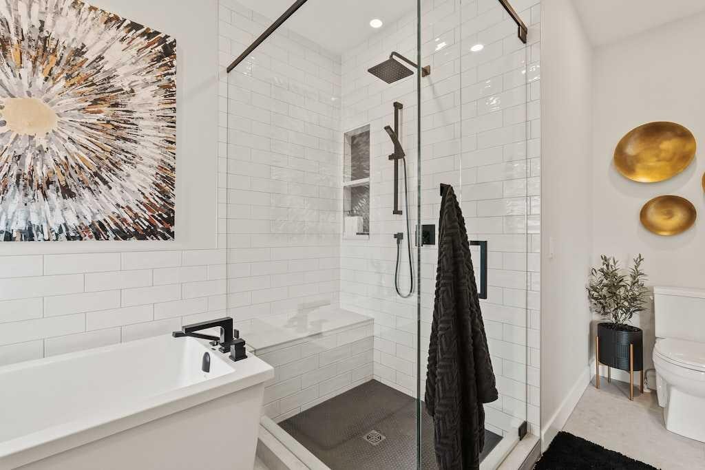 138 Discovery Drive Sw, Calgary, AB - Indoor Photo Showing Bathroom