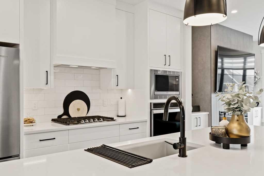 138 Discovery Drive Sw, Calgary, AB - Indoor Photo Showing Kitchen
