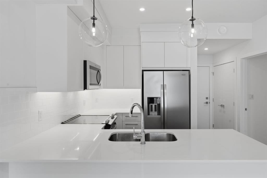 2110-265 Wolf Willow Boulevard Se, Calgary, AB - Indoor Photo Showing Kitchen With Double Sink With Upgraded Kitchen