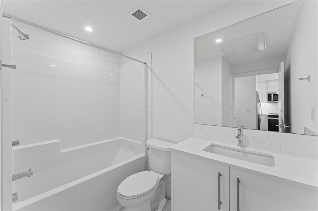 2110-265 Wolf Willow Boulevard Se, Calgary, AB - Indoor Photo Showing Bathroom