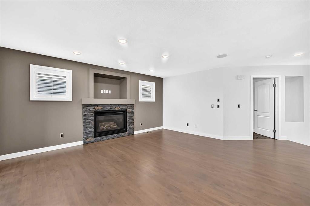 98 Panamount Villas Nw, Calgary, AB - Indoor Photo Showing Living Room With Fireplace