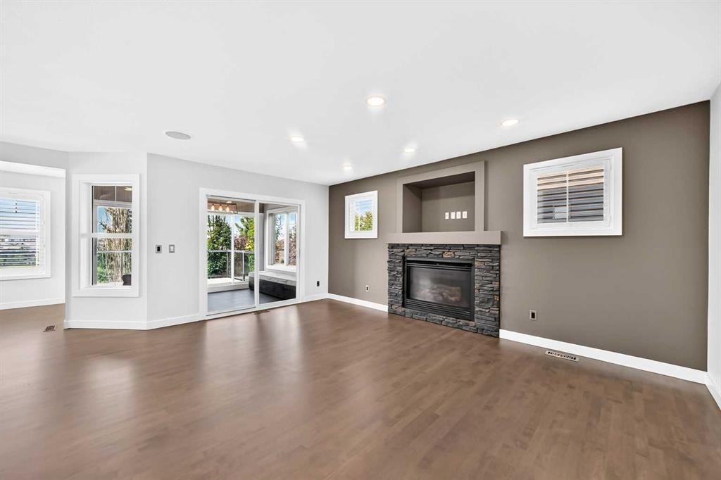 98 Panamount Villas Nw, Calgary, AB - Indoor Photo Showing Living Room With Fireplace